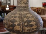 un vase posé sur une table dans une pièce