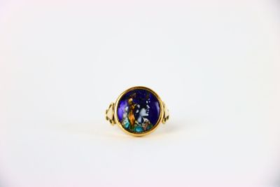 une bague en or sertie d'une pierre bleue et verte