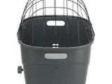 un gros plan sur une cage de transport noire pour chat, surmontée d'une cage