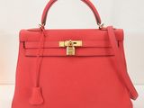 Sac à main Hermès en cuir rouge corail avec des finitions dorées