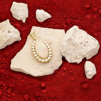 Pendentif en or 18k (750e), orné d'un important cabochon d'o…