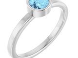 une bague en or blanc sertie d'une topaze bleue