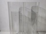 trois vases en verre transparent posés sur une table