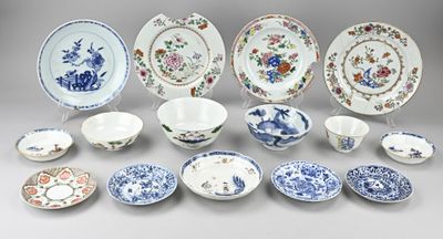 plusieurs assiettes et bols posés sur une table