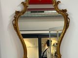 un miroir posé sur une table dans une pièce
