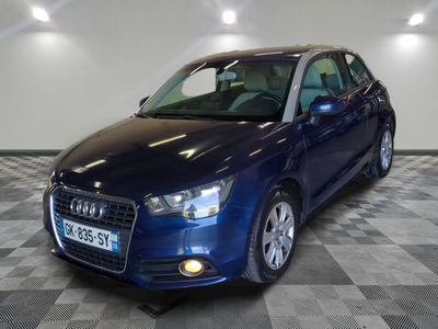 la voiture bleue est garée sur un sol en damier dans le garage