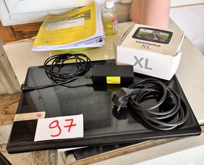 un ordinateur portable posé sur le plan de travail de la cuisine