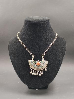 gros plan d'un mannequin portant un collier