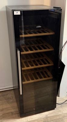 une cave à vin dans laquelle se trouvent plusieurs bouteilles