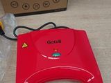 un appareil rouge posé sur une table