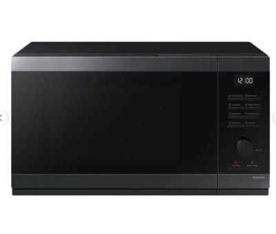 gros plan d'un four à micro-ondes sur fond blanc