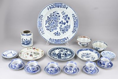 beaucoup d'assiettes et de bols bleus et blancs sur la table