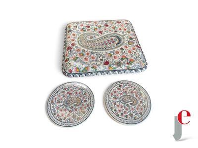 une photo d'un lot de trois dessous de verre ornés d'un motif paisley