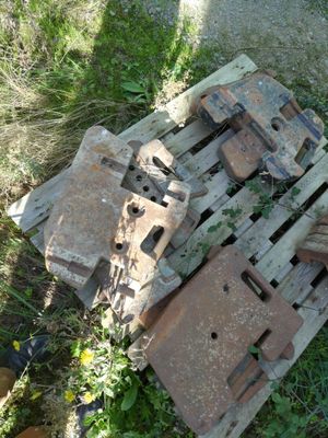 une palette en bois sur laquelle sont empilées plusieurs briques