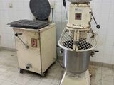 une machine posée à côté d'une poubelle