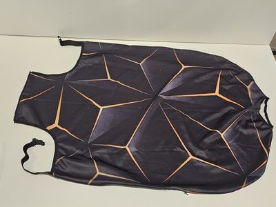 un sac orné d'un motif, posé sur une table