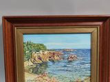 une peinture à l'huile représentant une scène de plage avec un bateau dans l'eau