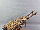 une charrette en bois remplie de nombreux aliments sur fond blanc