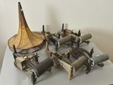 tout un tas de machines différentes posées sur une table