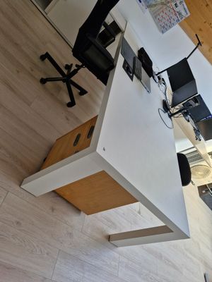 un bureau blanc sur lequel est posé un ordinateur