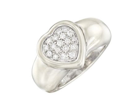 un gros plan d'une bague en diamant en forme de cœur sur fond blanc