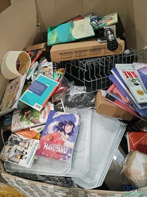 une boîte remplie de livres et d'autres objets