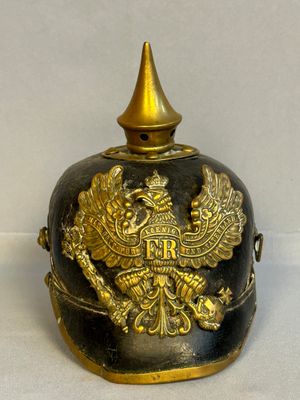 un casque noir et doré orné d'une décoration dorée