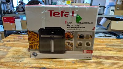 une boîte contenant une friteuse à air chaud Tefa posée sur une table