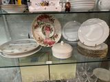 une vitrine en verre contenant des assiettes et des verres