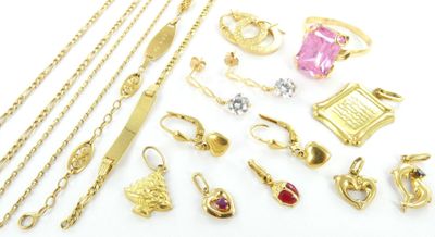 différents types de bijoux en or sur un fond blanc