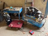 deux compresseurs d'air posés sur une table dans un garage