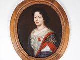 portrait d'une dame en robe blanche, avec une ceinture rouge