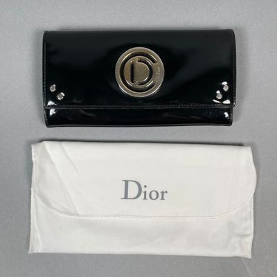 Portefeuille Christian Dior en cuir verni noir avec finitions argentées
