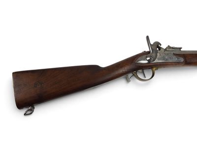 un vieux pistolet avec une crosse et un canon en bois