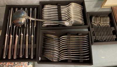 de nombreuses fourchettes et cuillères dans une boîte posée sur une table
