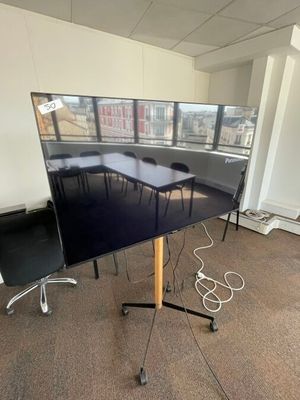 un téléviseur à écran plat posé sur un support dans une pièce