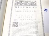 un livre ouvert avec une écriture dessus, posé sur une table