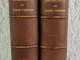 deux vieux livres posés sur une table l'un à côté de l'autre