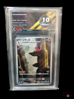 gros plan d'une carte pokemon dans un étui en plastique