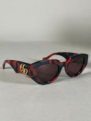 gros plan d'une paire de lunettes de soleil sur une surface blanche