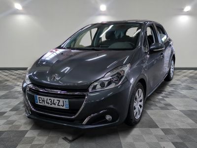 la voiture grise est garée sur un sol en damier dans le garage