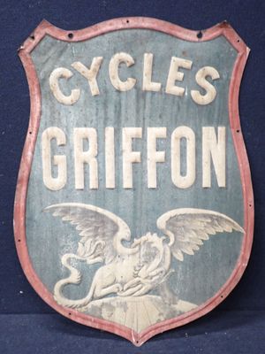 une pancarte sur laquelle est écrit « Cycles Griffon »