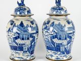 une paire de vases bleus et blancs ornés de scènes asiatiques