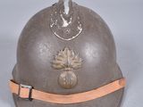 un casque orné d'une fleur sur un fond blanc