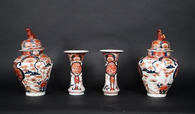 trois vases sont posés sur une surface noire, sur fond noir
