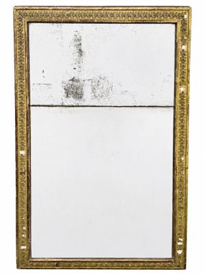 un miroir ancien dans un cadre doré, avec un fond blanc