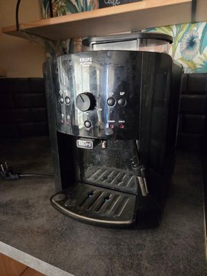 une cafetière noire posée sur le plan de travail d'une cuisine