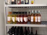 de nombreuses bouteilles d'alcool sur les étagères de la cuisine