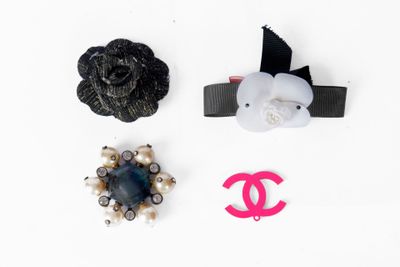 CHANEL & Divers Réunion de deux broches camelia. - Photo 1