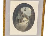 l'image d'une photo représentant une rue, placée dans un cadre